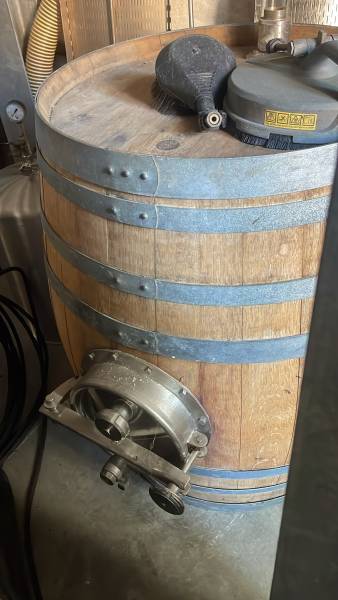 500 Liter SYLVAIN Vinifikator inkl. feuerverzinktem Rollen-Untergestell - rot vorbelegt.